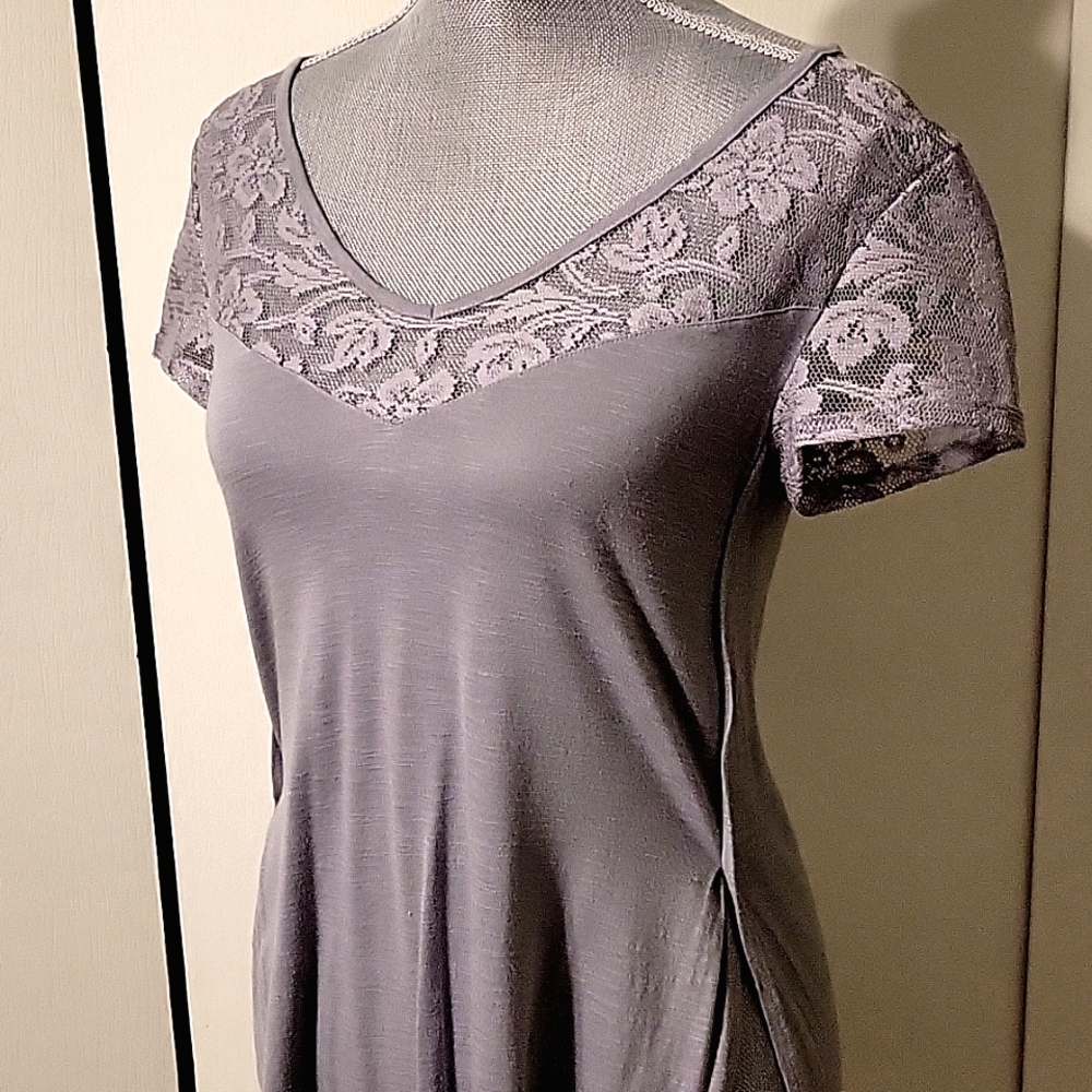 Steel gray lace detail hi low tee